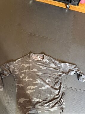 Athleta women’s grey camo lightweight crewneck sweatshirt. Super soft!